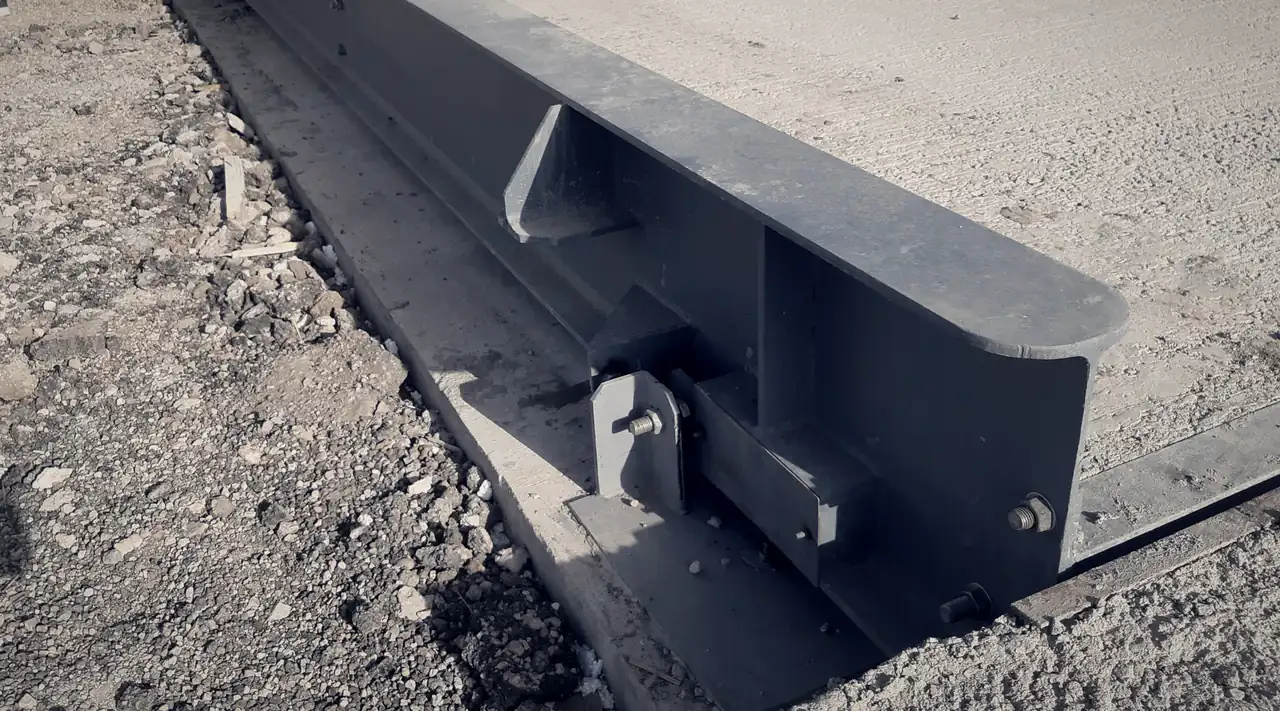 Longeron et appui de capteur de pesage d'un pont-bascule SCALMAR en cours d'installation