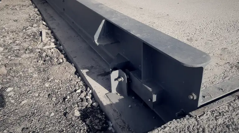 Longeron métallique et appui de capteur de pesage d'un pont-bascule en cours d'installation