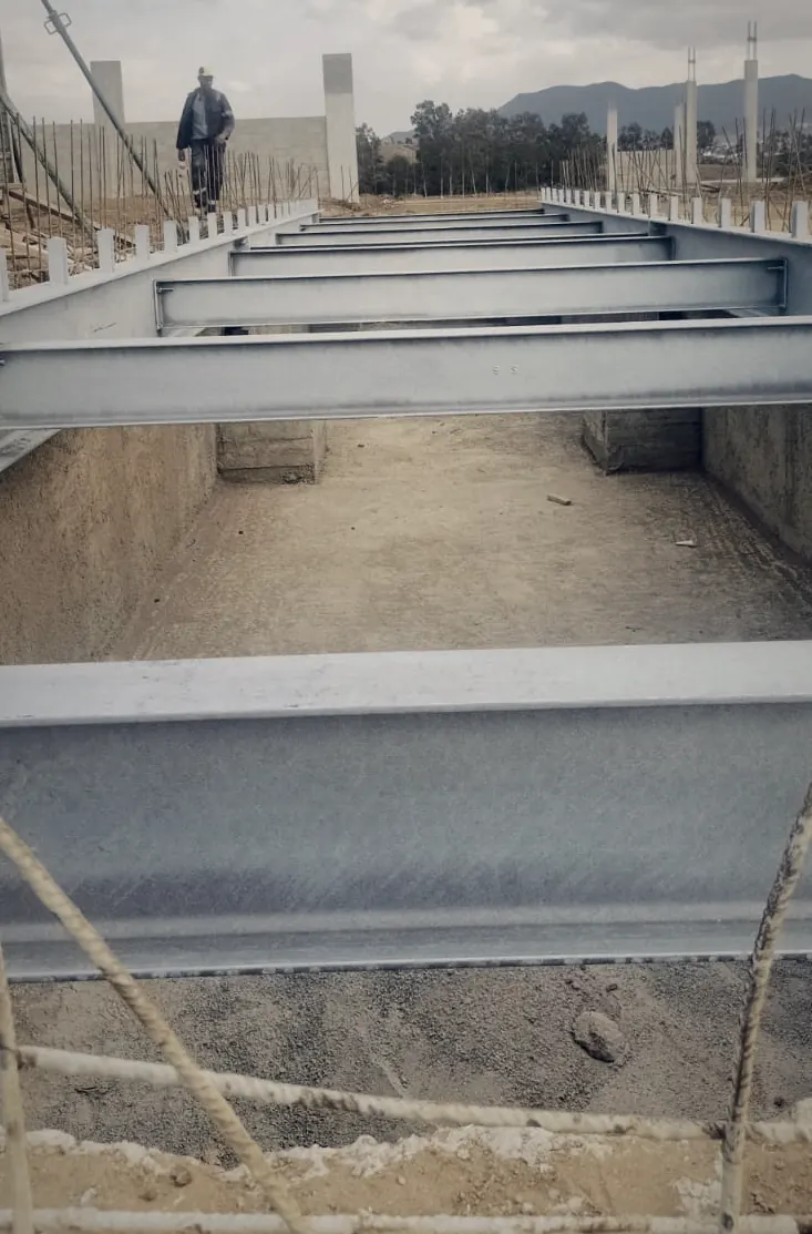 Châssis métallique galvanisé posé sur la fosse en béton d'un pont-bascule